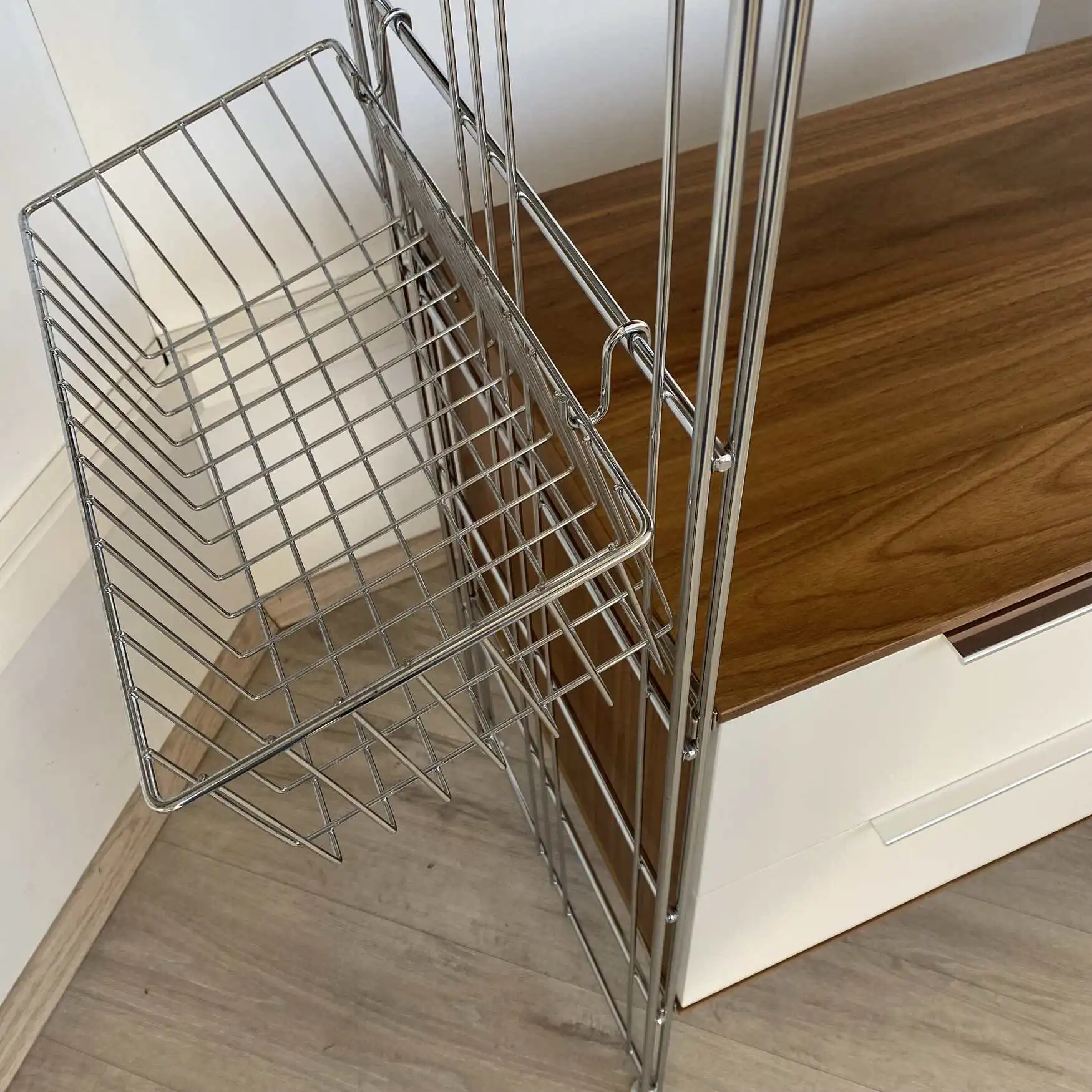 #der  Korb kann  mit  Haken an 38 cm tiefe Regalleitern gehängt werden - Korb in verschiedenen Größen