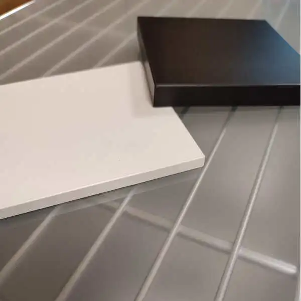 Fordern Sie gratis Farbmuster in  Schwarz oder Weiß an.