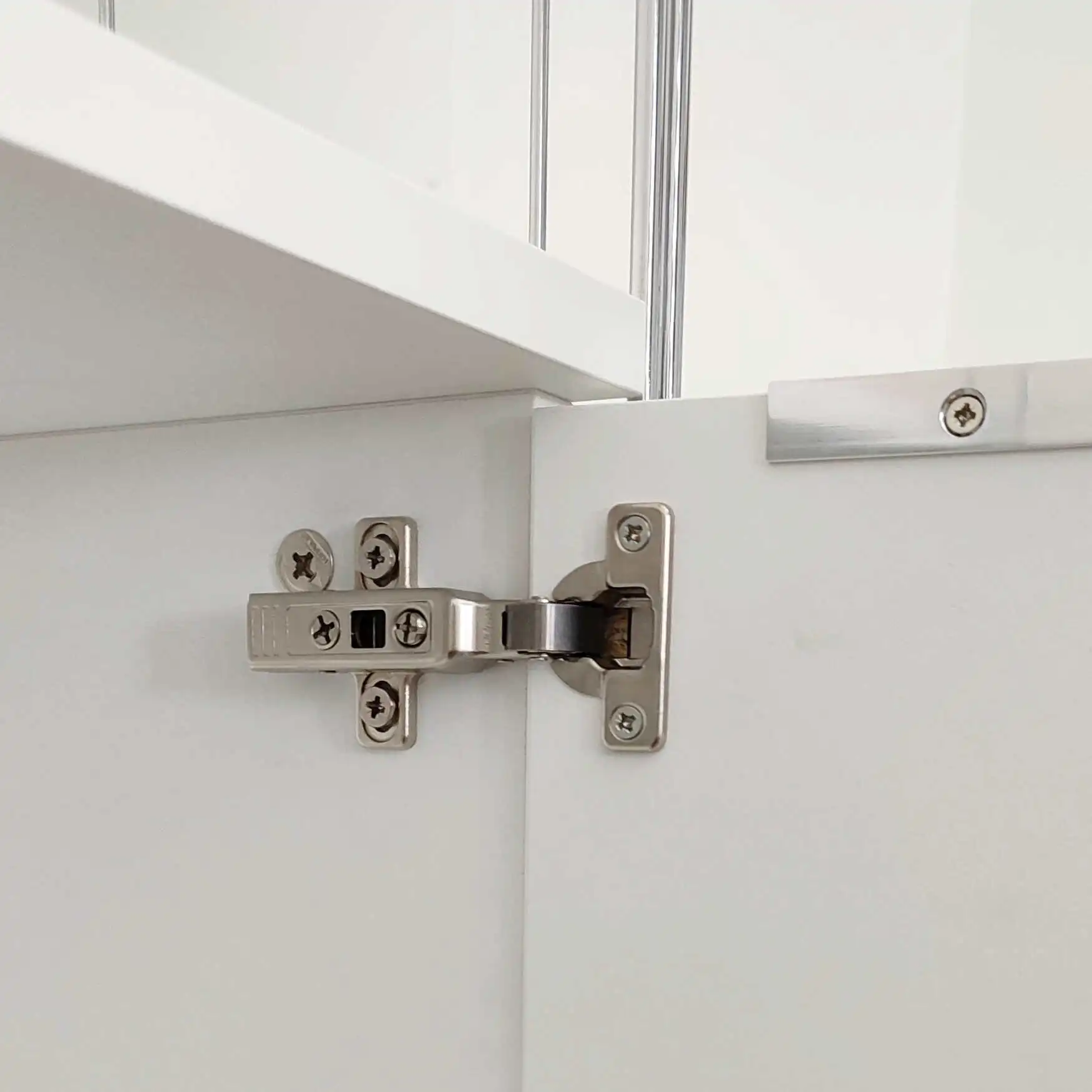 Die Tür wird mit robusten Metall-Scharnieren montiert.