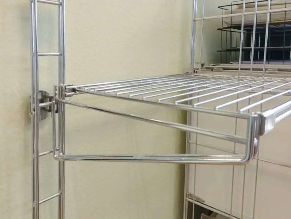 An die Wandleiter können Regalböden in unterschiedlicher Breite befestigt werden. Dazu werden Bodenträger benötigt.