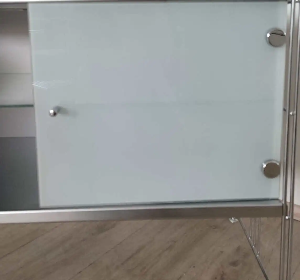 Hinter der satinierten Milchglastüre lässt sich allerhand verstauen.