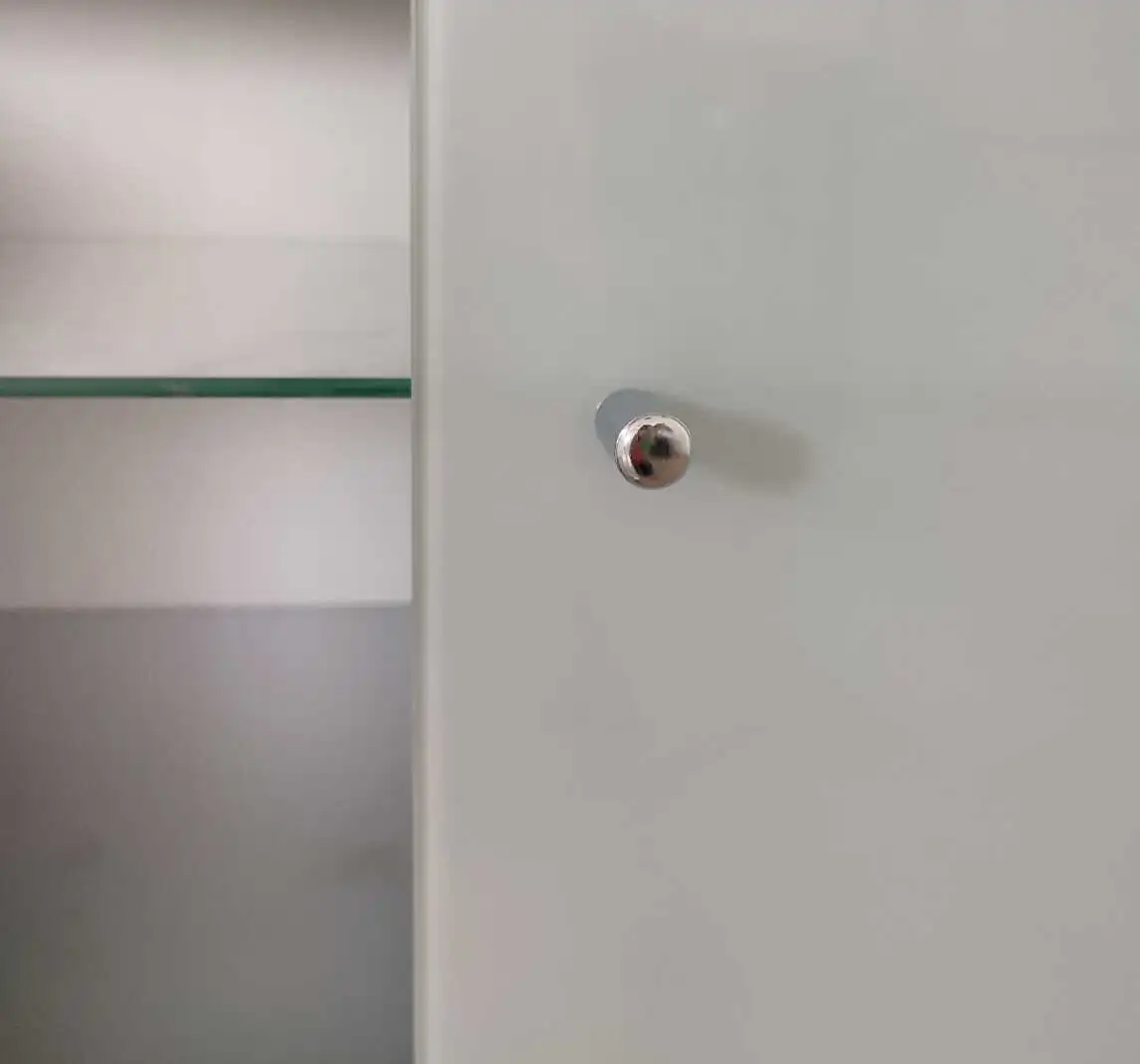 Mit den Möbel-Knöpfen aus Chrom im klassischen Design lassen sich die Türen einfach öffnen und schließen.