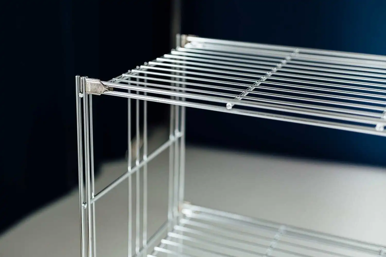 Das Regal wird einfach zusammengesteckt. Spezialwerkzeuge sind nicht nötig.