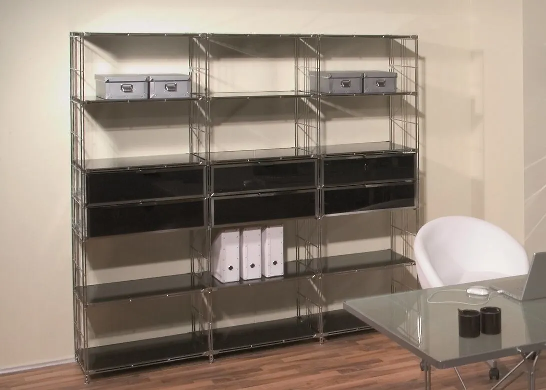 Individuelle Regalkombination zusammengestellt aus Regalleitern, Gitterböden und Metallschubladen