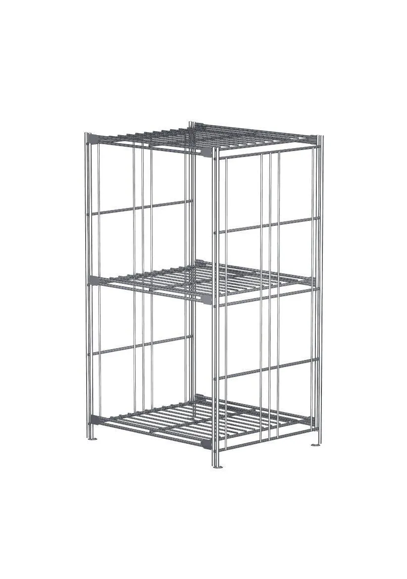 Das BIII 906201 Regal in schickem Chrom präsentiert sich als elegante und vielseitige Lagerlösung, ideal für moderne Wohn- und Arbeitsumgebungen. Mit seinen kompakten Maßen von 80 x 48 x 38 cm eignet sich dieses Metallregal hervorragend für den Einsatz in Wohnräumen, Büros oder Lagerflächen. Ausgestattet mit drei stabilen Gitterböden bietet es ausreichend Raum zur Organisation unterschiedlichster Gegenstände. Die langlebigen verchromten Stahlstreben garantieren eine hohe Widerstandsfähigkeit, während die praktischen eindrehbaren Füße für einfache Anpassungen und Stabilität sorgen. Zudem kann das Regal optional mit Rollen versehen werden, um maximale Flexibilität zu gewährleisten. Hergestellt in Deutschland, überzeugt es durch erstklassige Materialien und eine robuste Bauweise, die Funktionalität und modernes Design harmonisch vereint. BALTON