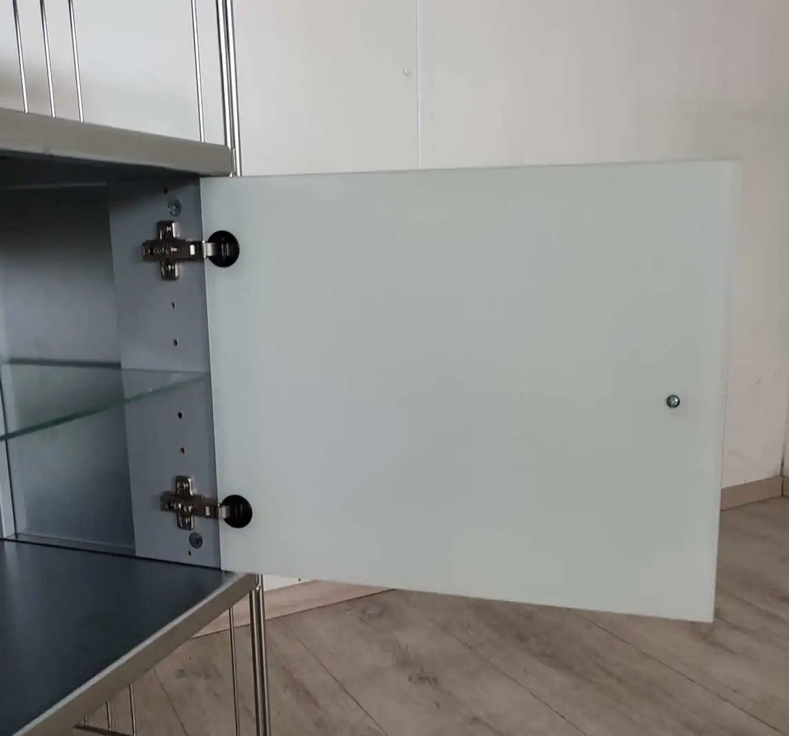 Die satinierten Milchglastüren werden mit Metall-Scharnieren befestigt. Das Glasscheiben sind aus Sicherheitsheitsglas und 4 mm dick.