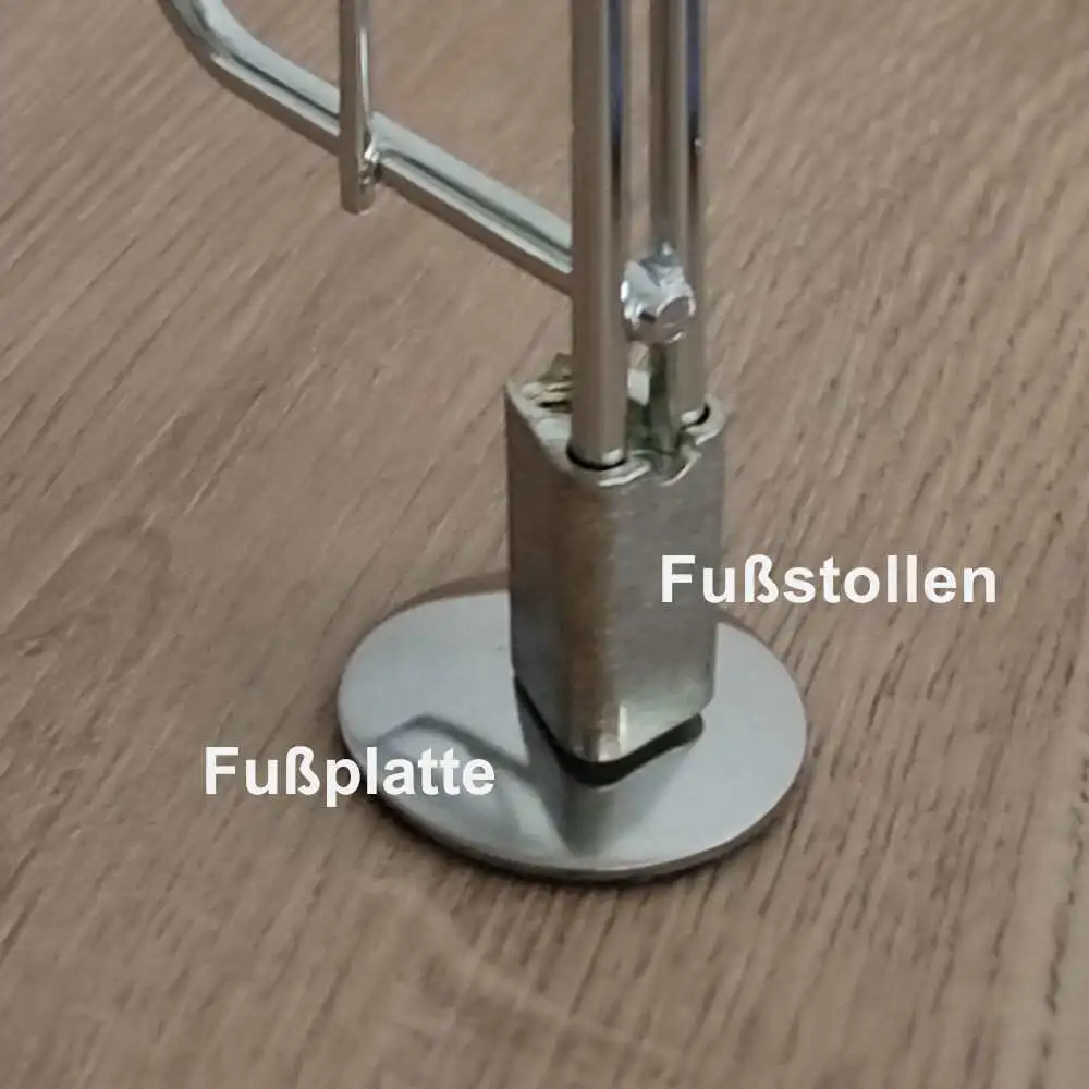 Der Fußstollen wird an die Regalleiter gesteckt. Rollen, Fußplatten oder Kopfplatten lassen sich so einfach anschrauben.