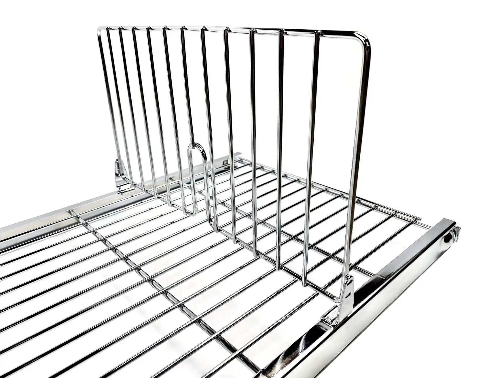 Mit dem Bordteiler können ETAGAIR-Böden in beliebige Abschnitte unterteilt werden. Dadurch verrutscht nichts. Der Trenner wird einfach an der gewünschten Stelle im Bord eingeklipst.