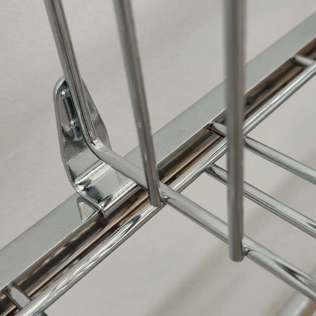 Der #ETAGARIR-Bordtrenner wird einfach am Gitterboden eingeklickt! Ein Spezialwerkzeug ist nicht nötig.