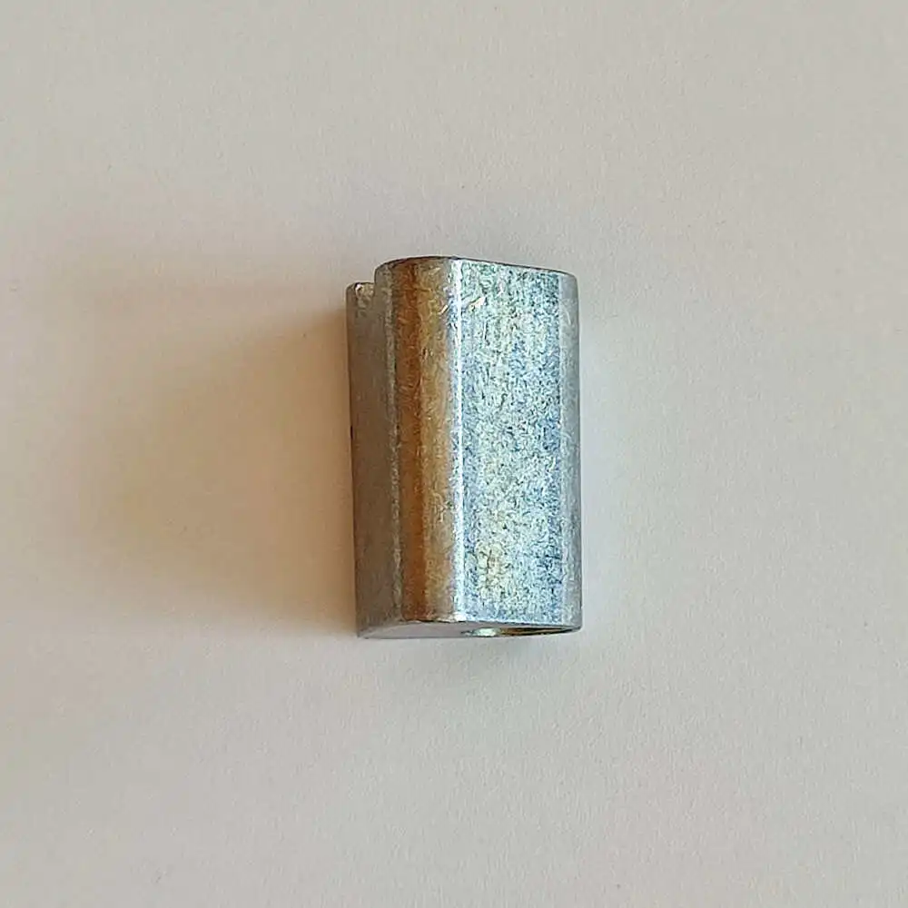 ETAGAIR-Fußstollen aus Metall, zur Montage von Möbelfüßen und Rollen an Seitenteilen der ETAGAIR-Linie