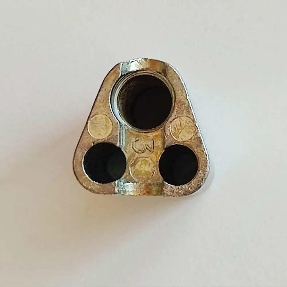 Der Fußstollen wird in die Regalleiter gesteckt. Anschließen lassen sich #ETAGAIR-Fußplatten oder Rollen anschrauben.