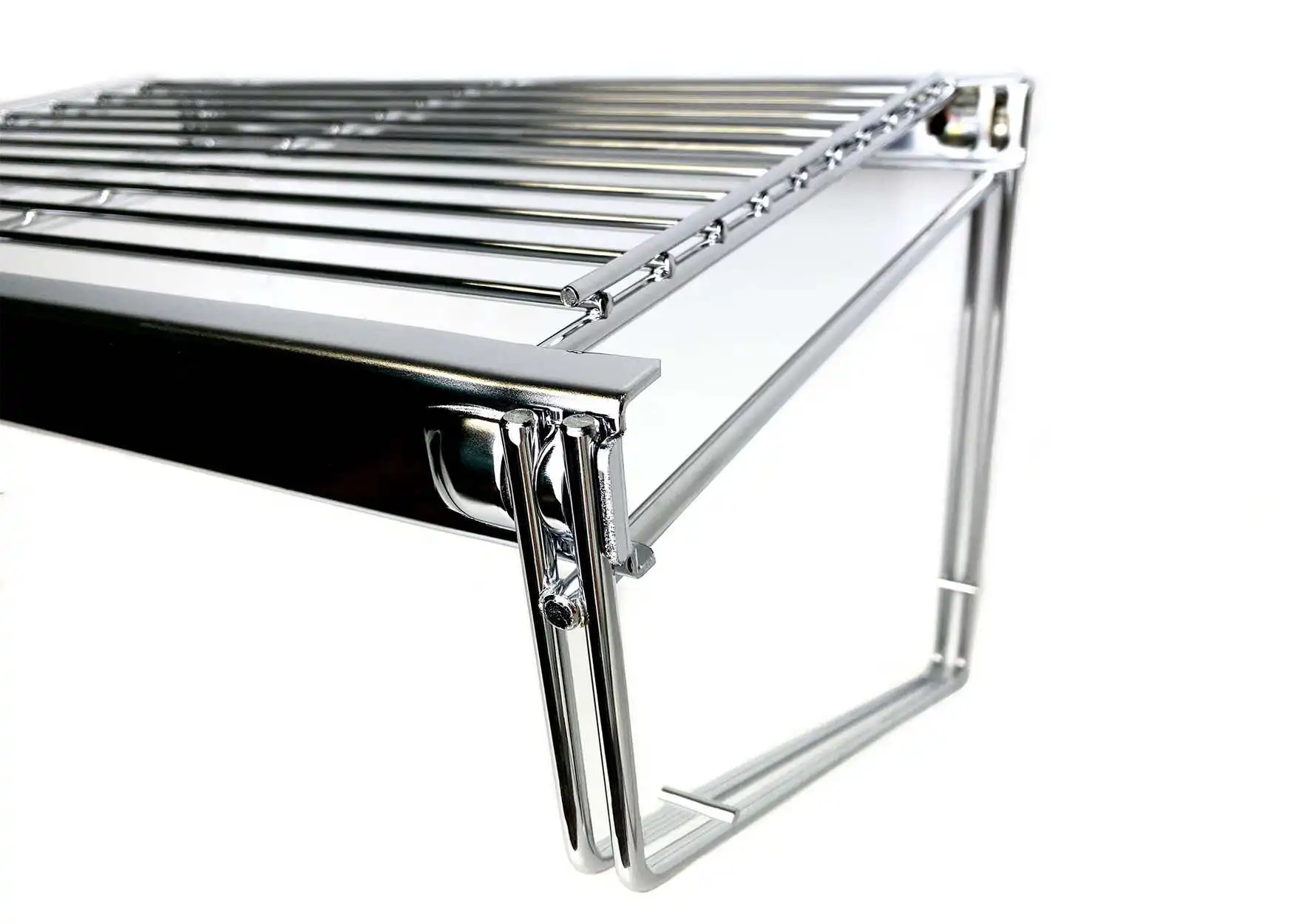 Mit 2 Wandkonsolen und einem Gitterbord lassen sind freihängende Regale in zahlreichen Varianten für Wände zusammen stellen.