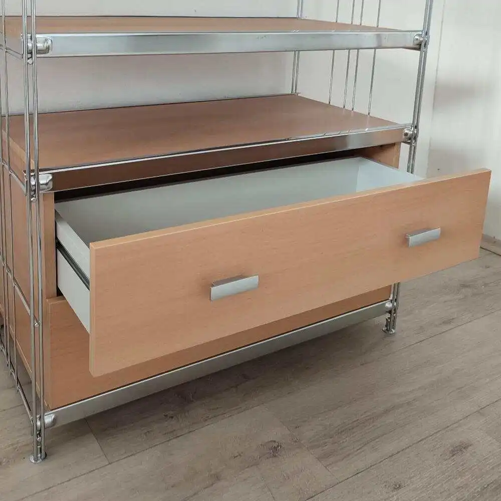 Der Korpus lässt sich auch in bereits aufgebaute Regale der Serie BelEtage oder Etagair integrieren.