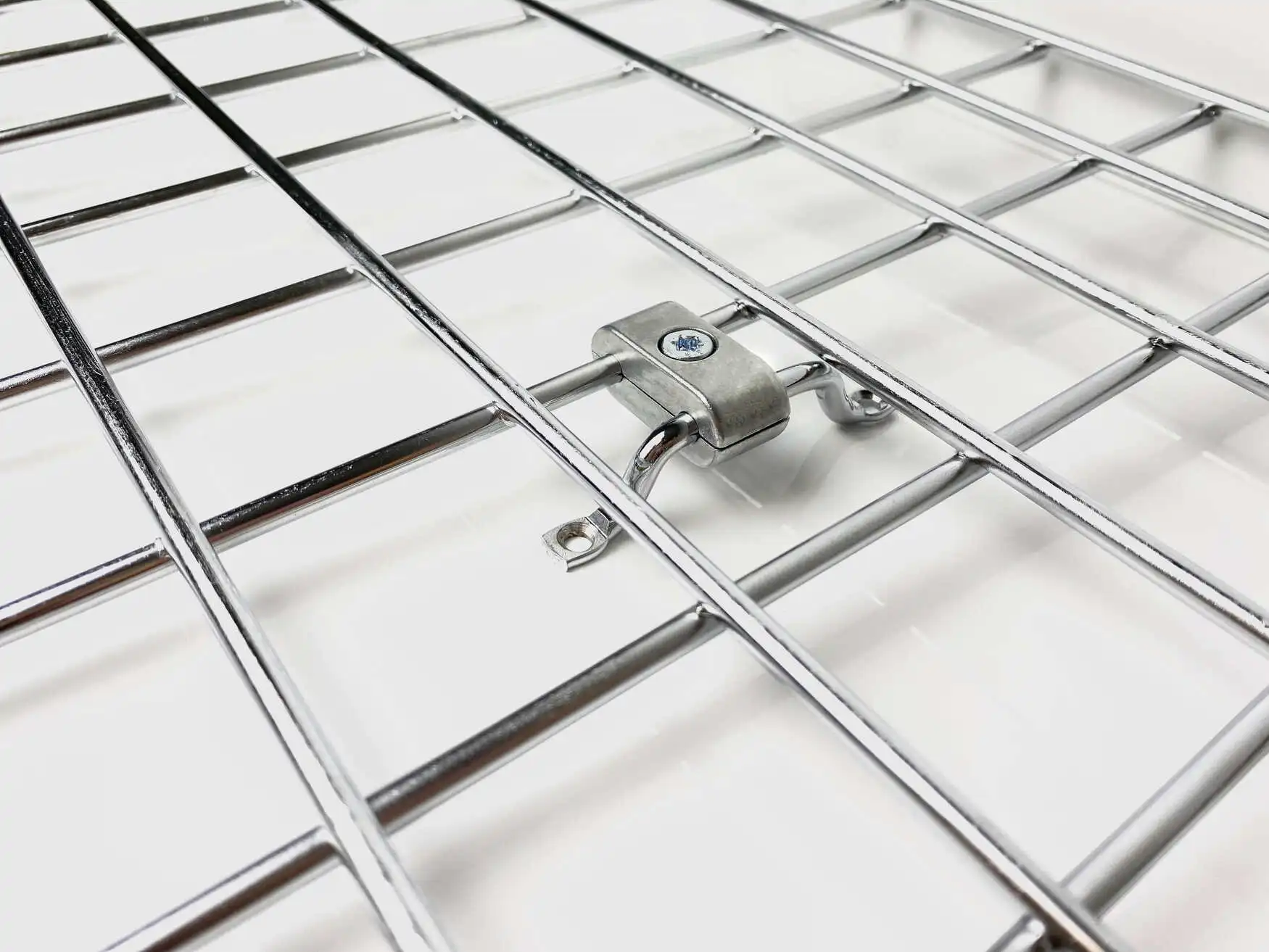 Mit den Wandabstandshalter lasen sich Deko- und Rankgittern montieren