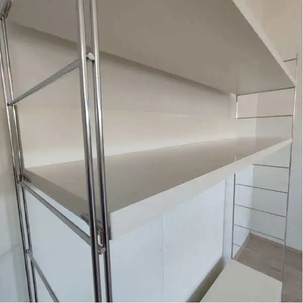 Der Regalboden wird einfach mit den beiliegenden Metall-Halterungen in die Regalleitern eingehängt.