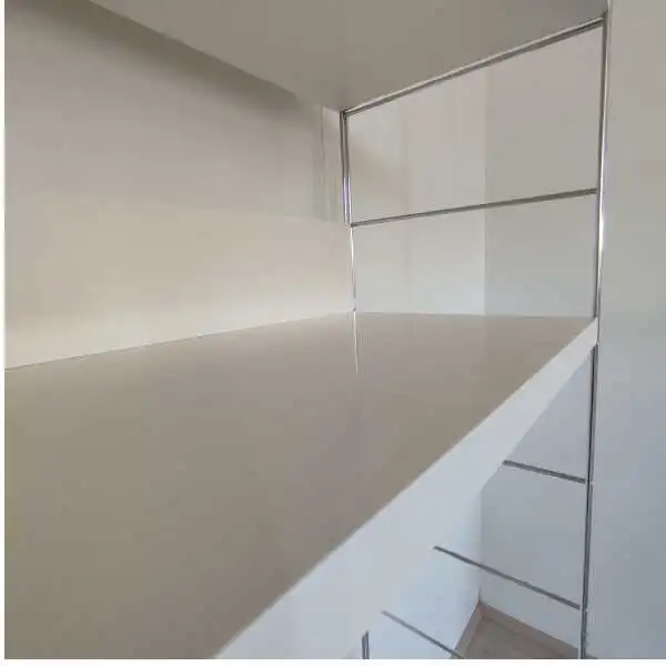 Seitliche Ansicht der Winkelhängeböden