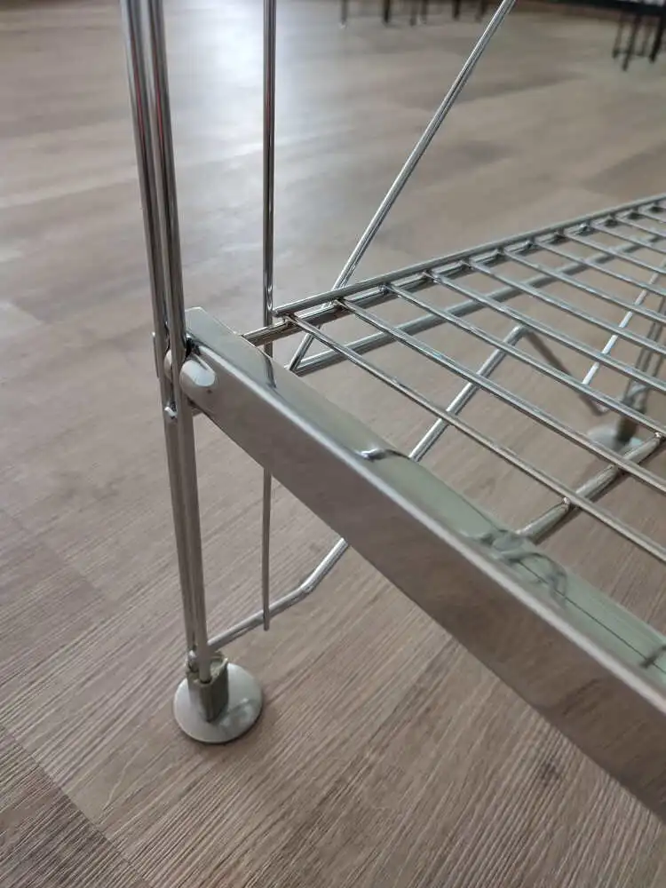 Mit den Fußplatten können Bodenunebenheiten bis 20 mm ausgeglichen werden. Die Edelstahl-Platten sind mit 25 mm oder 50 mm erhältlich.