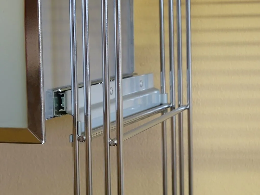 Die Schubladen werden mit Laufschienen (Art. 80-6371800) einfach in die Regalleitern eingehängt.