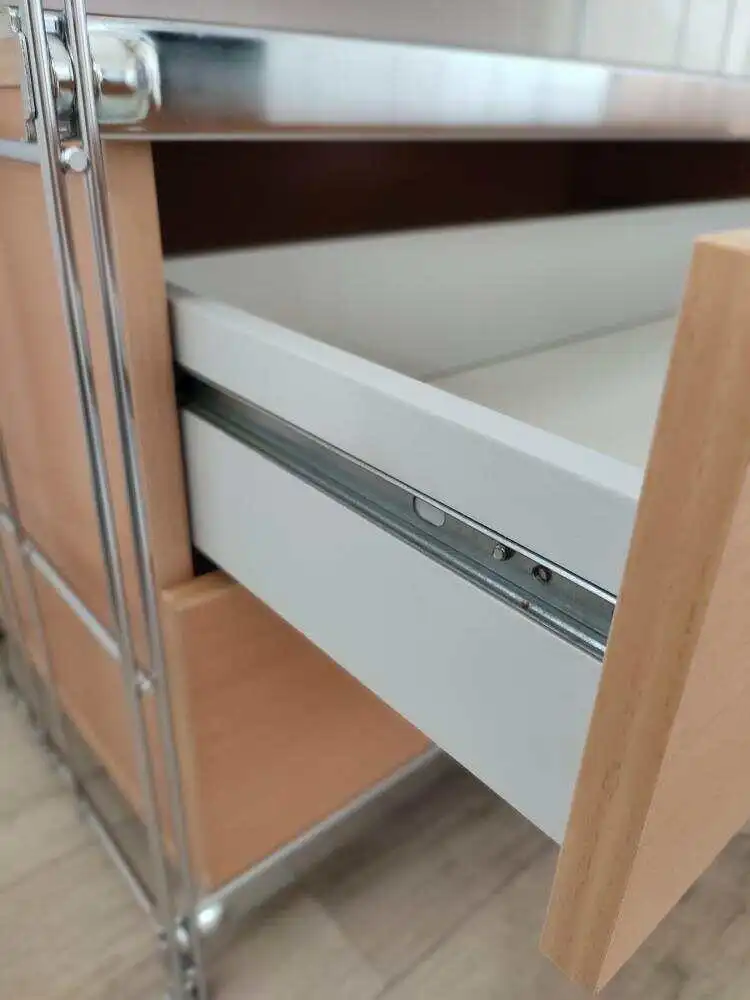 Der Holzkorpus ist aus pflegeleichtem Material und hat einen wohnlichen Buche-Farbton.