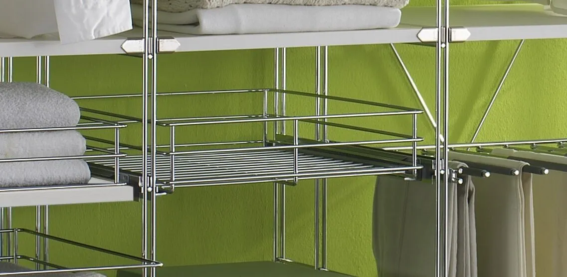 Der Drahtkorb ist aus verchromten Metall und lässt sich mit Holz- und Gitterböden kombinieren Art. Nr. 680800 - 680810 - 680820 - Drahtkorb wird in Garbo Regalleitern montiert