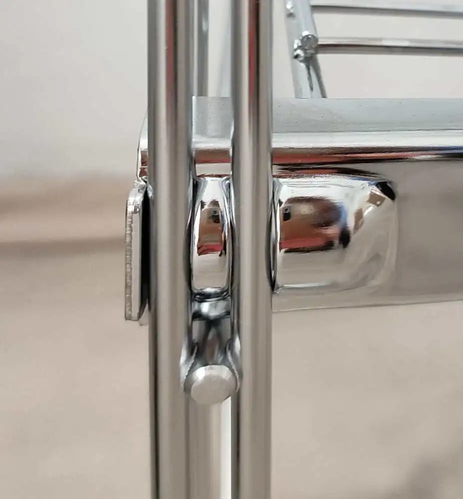 Die #ETAGAIR - Gitterborde lassen sich durch die integrierten Halterungen leicht montieren. Spezialwerkzeuge werden nicht benötigt.