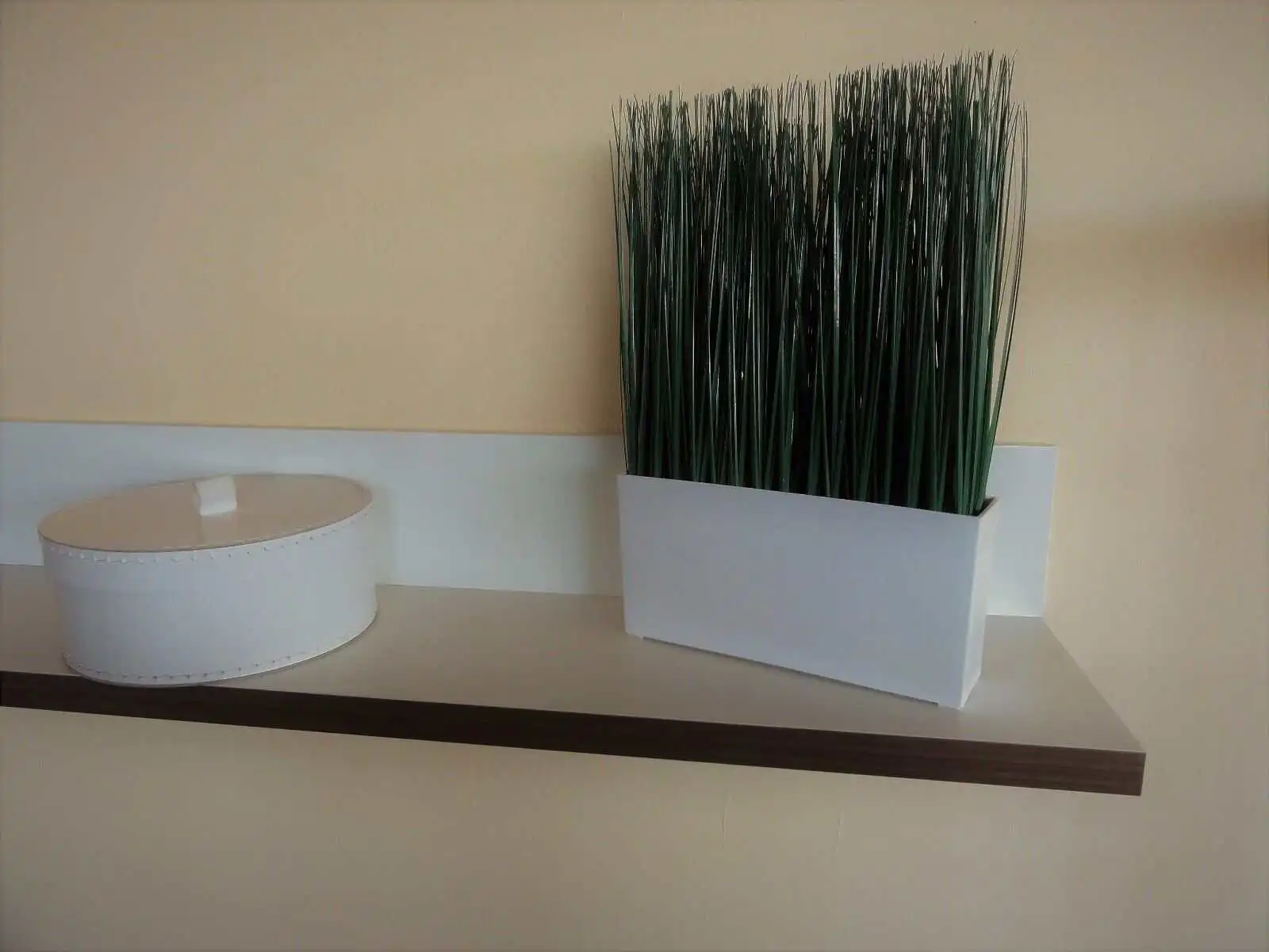 Kombinieren sie verschiedenen Regal-Längen. Montiert auf unterschiedlichen Höhen, auch über Eck - und Sie schaffen einen eigenen Stil!