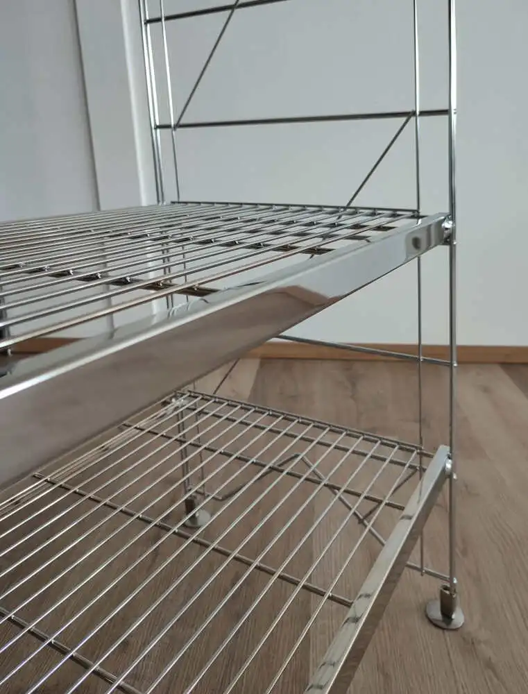 Die Regale lassen sich in zahlreichen Varianten zusammenstellen. ETAGAIR Leitern gibt es ab 44 cm bis zu 2963 cm Höhe. Verschiedene Breiten stehen bei den Gitterborden zur Verfügung. Dachschrägen lassen sich damit optimal ausnutzen.