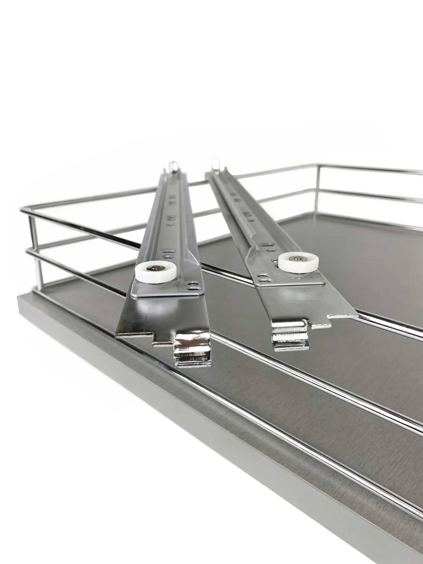 Der Holzboden wird einfach mit den beiliegenden Metallschienen in die Regalleiter eingehängt. Ein nachträglicher Einbau ist jederzeit möglich!