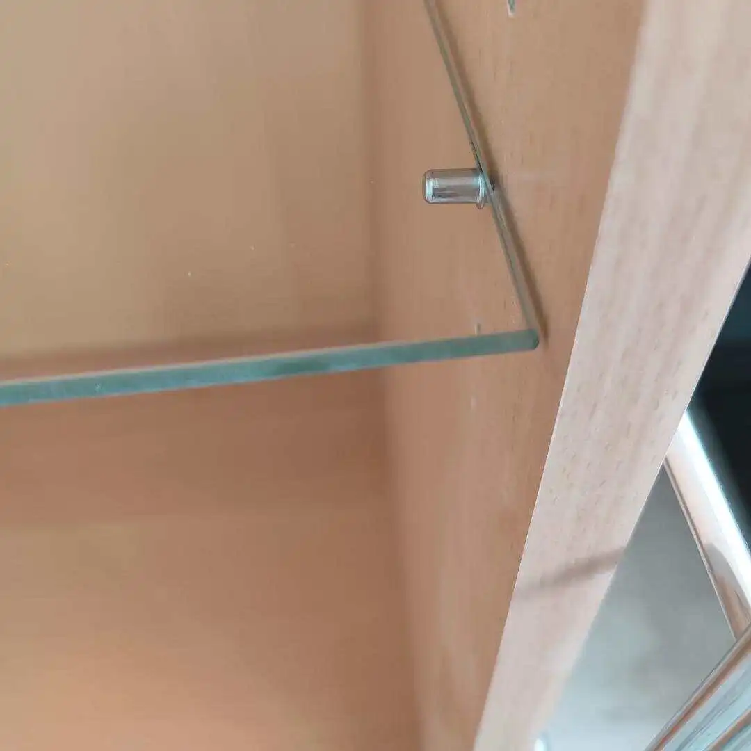 2 Klar-Glasplatten aus Sicherheitsglas mit geschliffenen Kanten sorgen für großzügige Ablagefläche