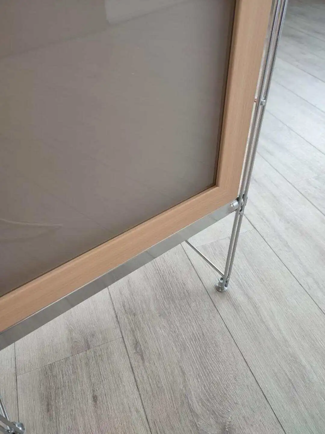 Hinter den beiden satinierten Milchglastüren sind alle Schätze vor Blicken geschützt!