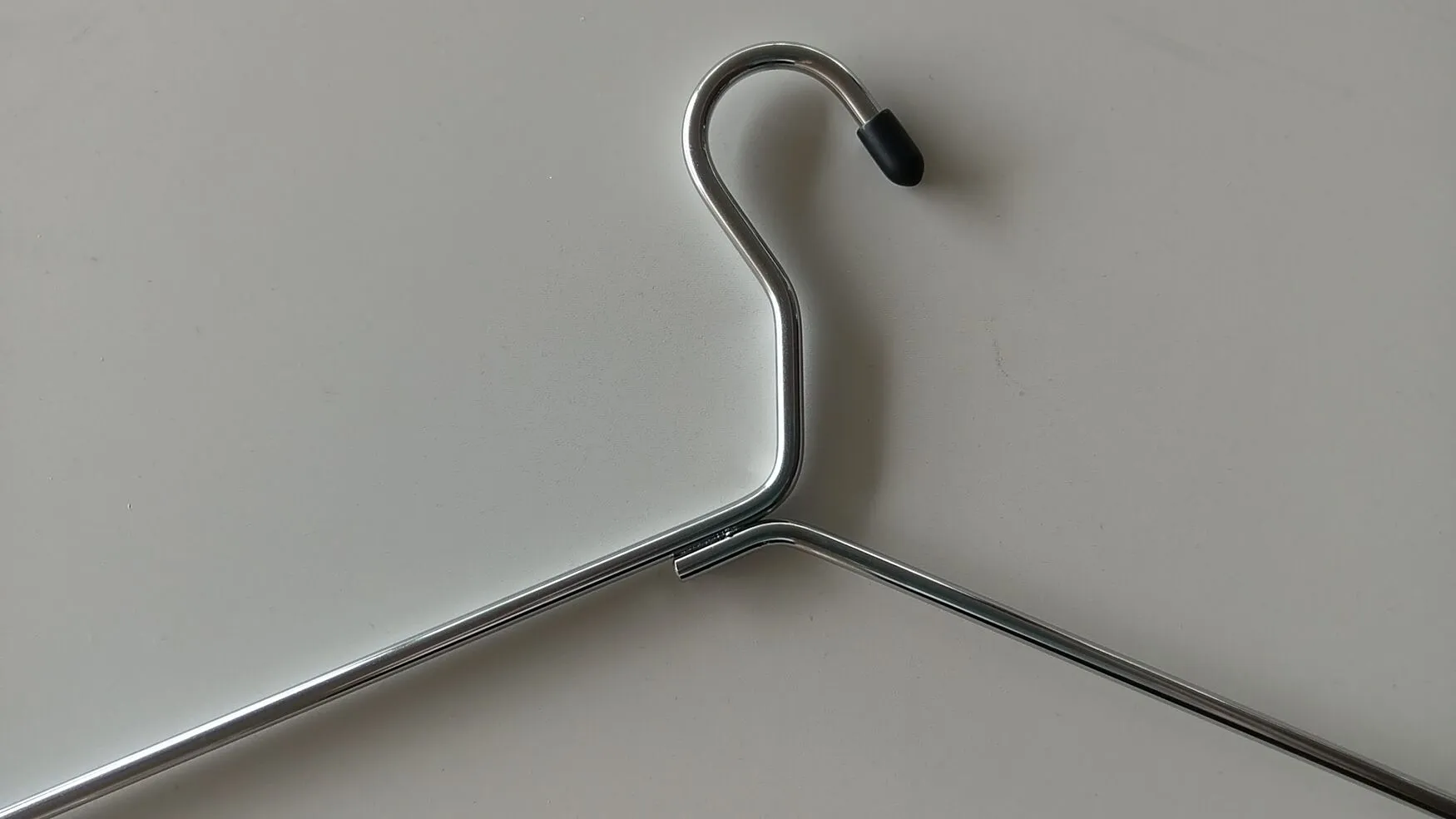 Die Enden des Kleiderbügels sind zusätzlich verschweißt, so dass der Kleiderbügel besonders stabil ist.  700020 Kleiderbügel 6mm stark mit Endkappe