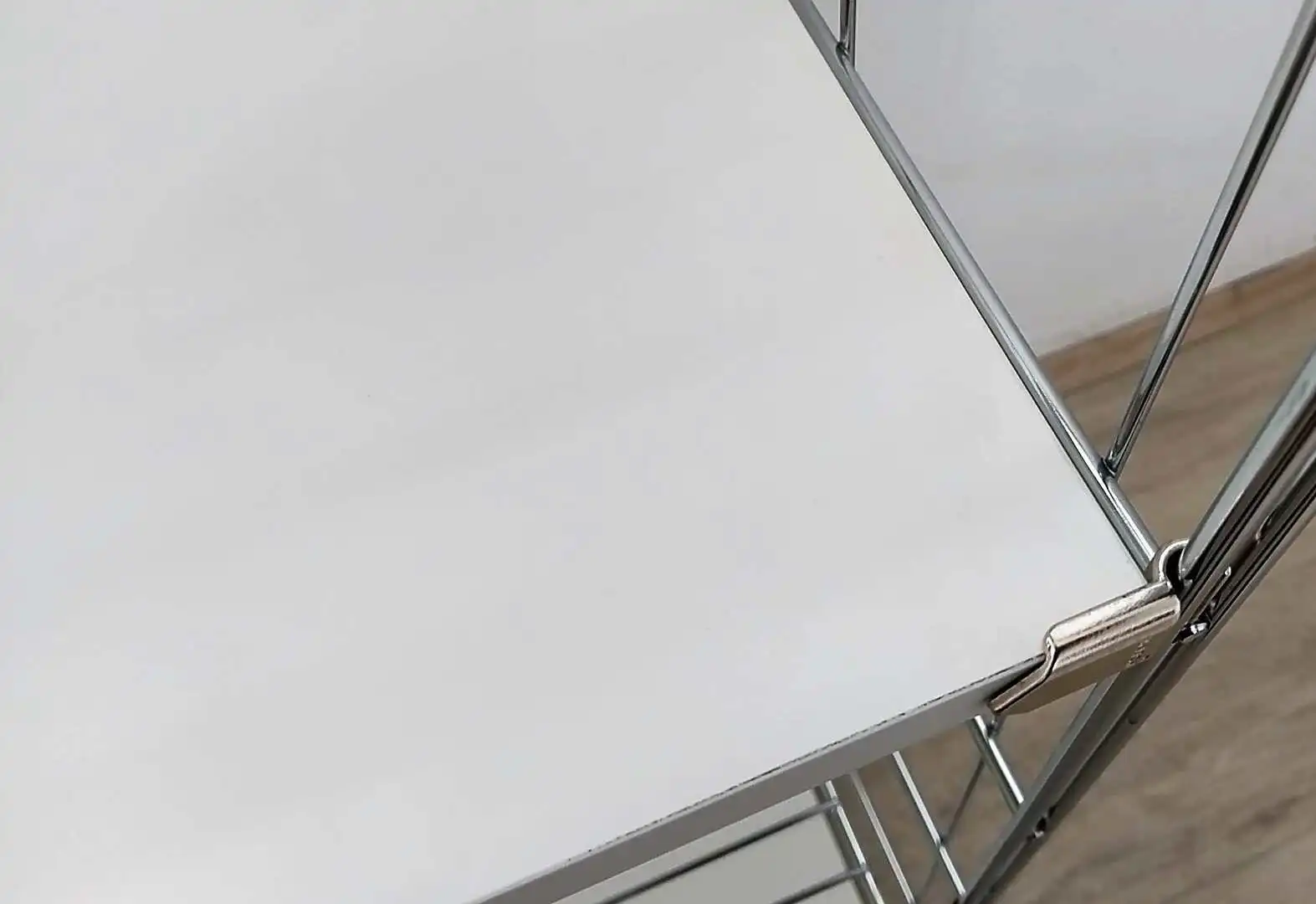 Stellen Sie Regal-Wände in beliebiger Breite zusammen. Kombinieren Sie Ihr Regal mit Erweiterungssets bis zur gewüschten Breite. Wählen Sie Farbe, Höhe und Breite von Regalböden und Regalleitern aus.