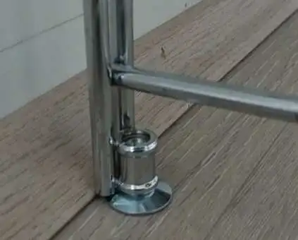 Die Stellfüße lassen sich herausschrauben und durch Rollen ersetzen. So wird Ihr Regal beweglich. Die Regalfüße aus Metall lassen sich herausschrauben und durch Rollen ersetzen. So wird Ihr Regal beweglich.