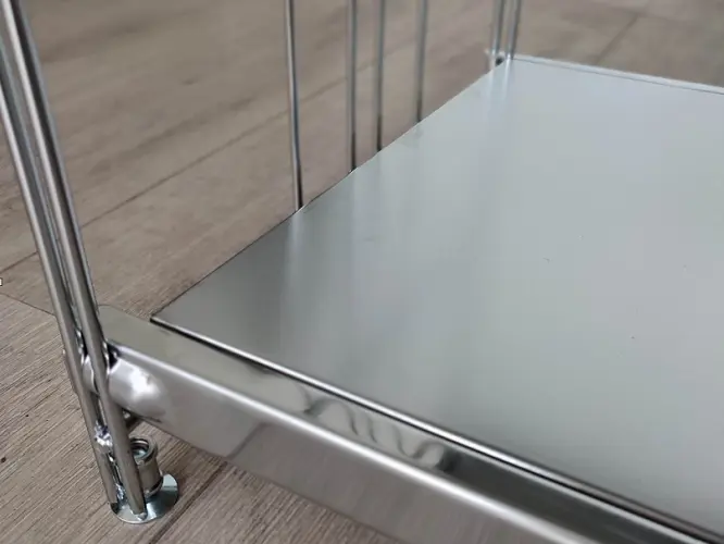 Stabile Regale können mit diesem Gitterbden mit Metallauflage zusammen gebaut werden. Der Boden ist in den Maßen 121x38 cm, 45x 38 cm und 40x 38 cm erhältlich. Die Blecheinlage ist verchromt