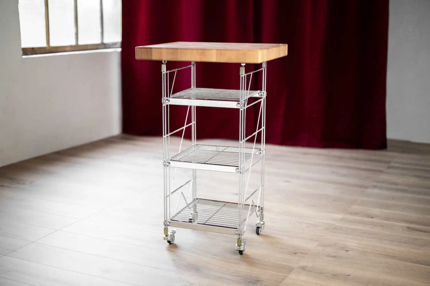 Mobiler Küchencenter mit Butcherblock aus Buche-Stirnholz 93x60x50 cm rollbar mit Bremse. Das Gestell ist auch hochwertigem verchromtem Metall.