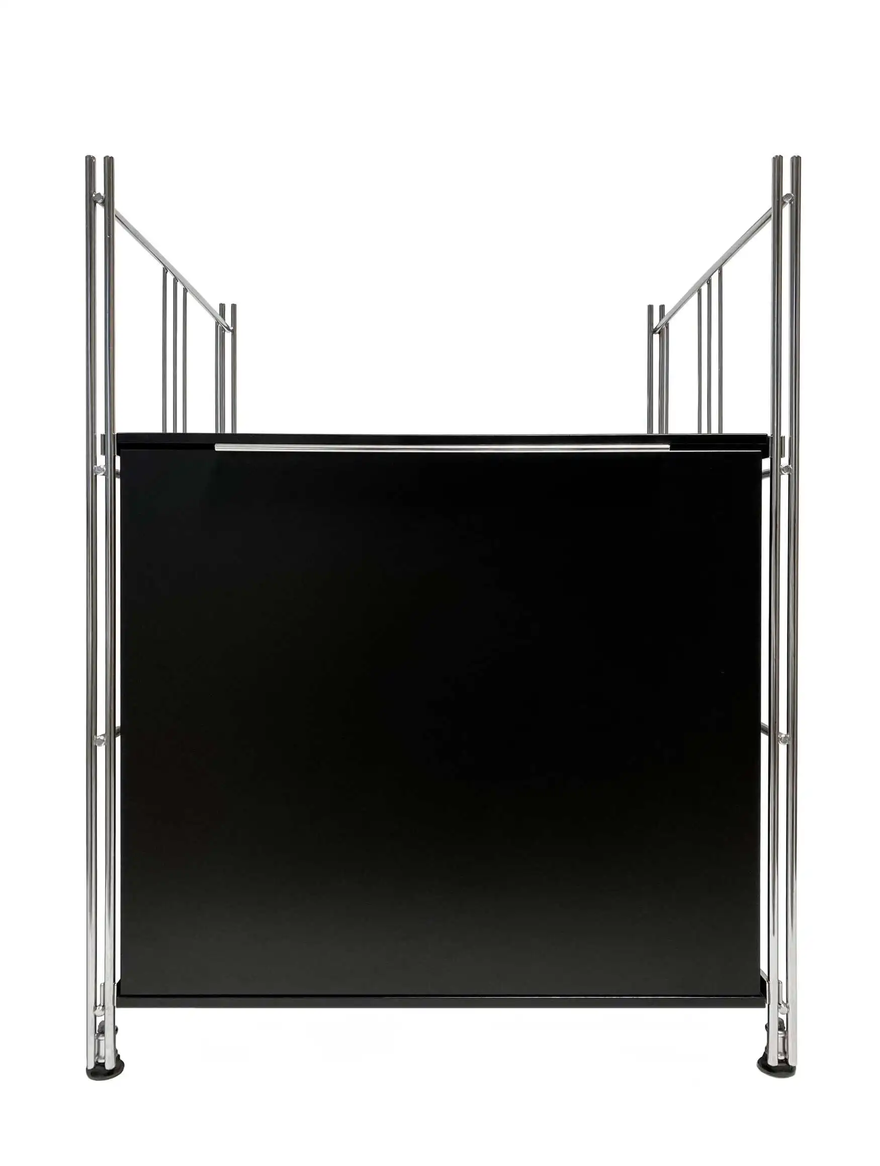 Der schwarze Korpus kann nachträglich in bereits aufgebaute Regale montiert werden. Kein Abbau der Regale notwendig!