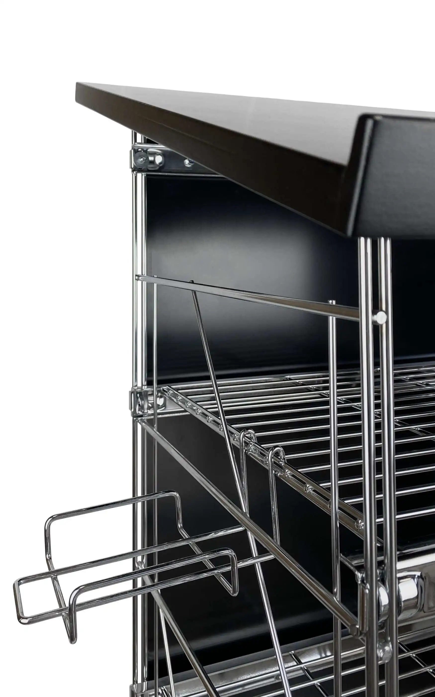 Der Halter wird einfach mit den Haken seitlich an den Regalseitenteilen gehängt..