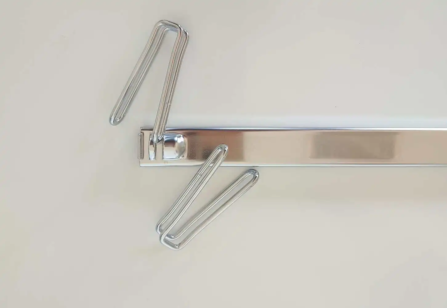 Garderobenprofil mit 2 Halterungen in der gewählten Länge: 107 - 400 - 457 - 488 - 610 - 660 - 760 - 920 oder 1219 mm