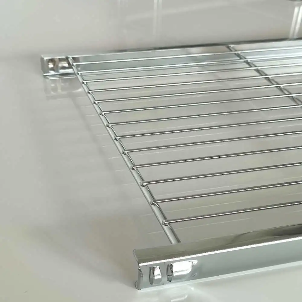 Durch die integrierten Halterungen sind Regale mit diesen Metall-Böden besonders stabil. Regale können individuell zusammengestellt und mehrfach auf- und abgebaut werden.