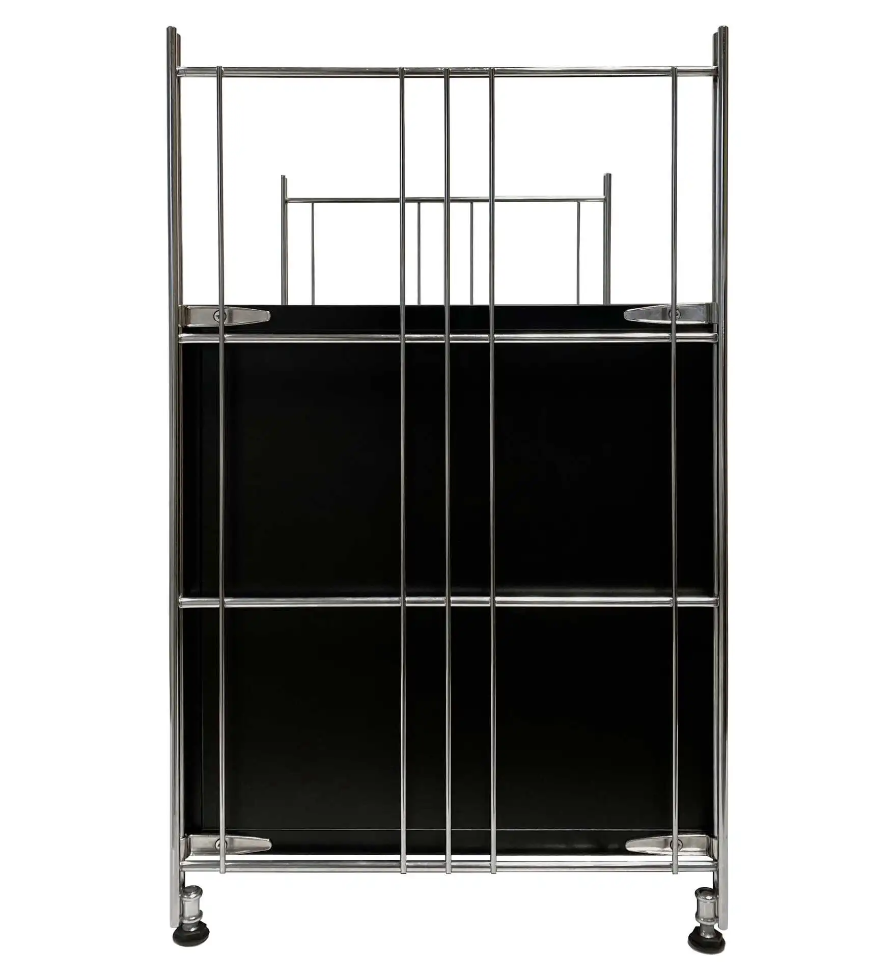 Die Seitenteile der Regalkombination besteht aus verchromtem Stahl.