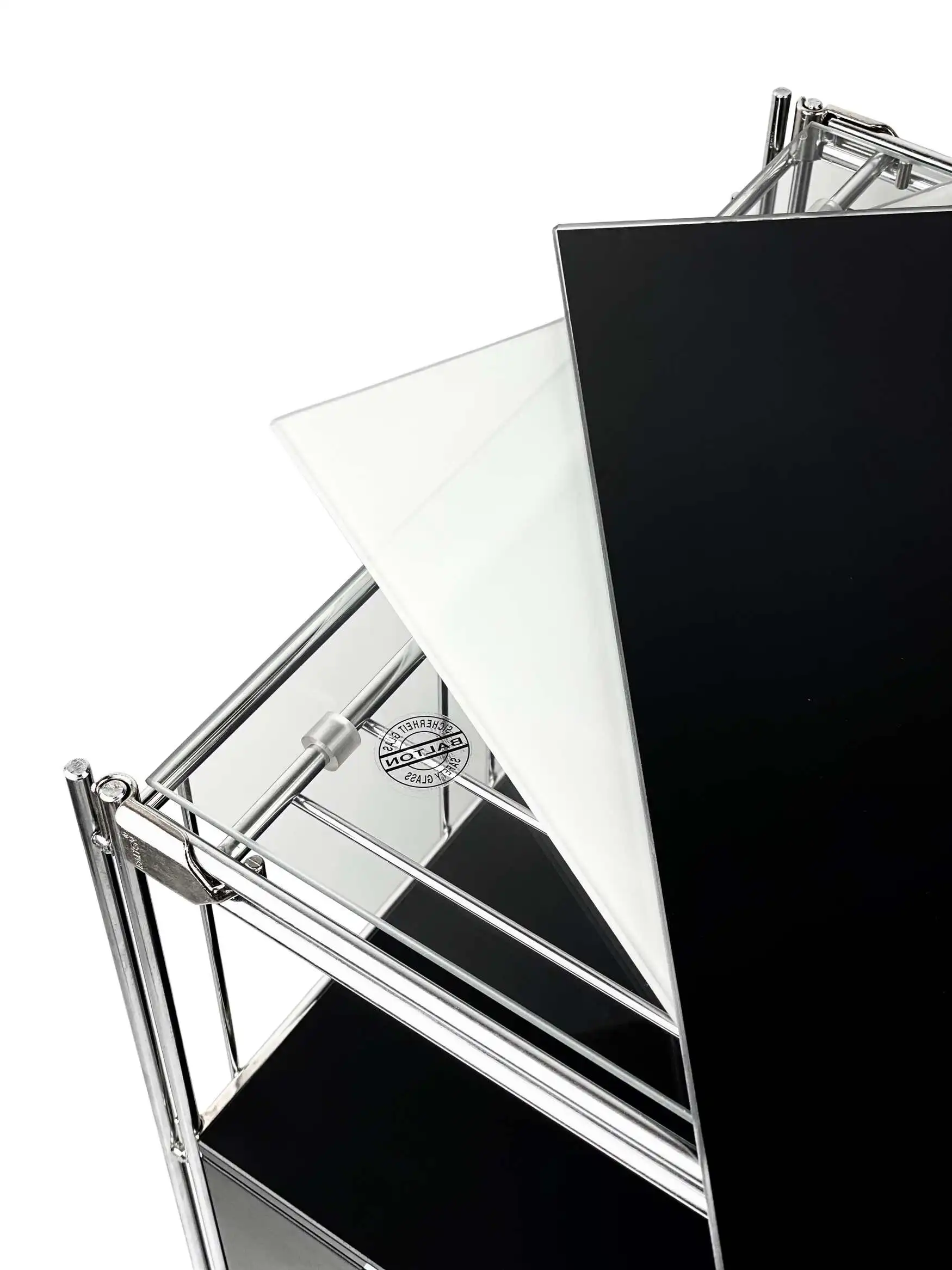 Die Regalkombination ist mit Klargals-Auflage, satinierter Milchglas-Platte oder Schwarzglas lieferbar. Das Glas besteht aus Sicherheitsglas