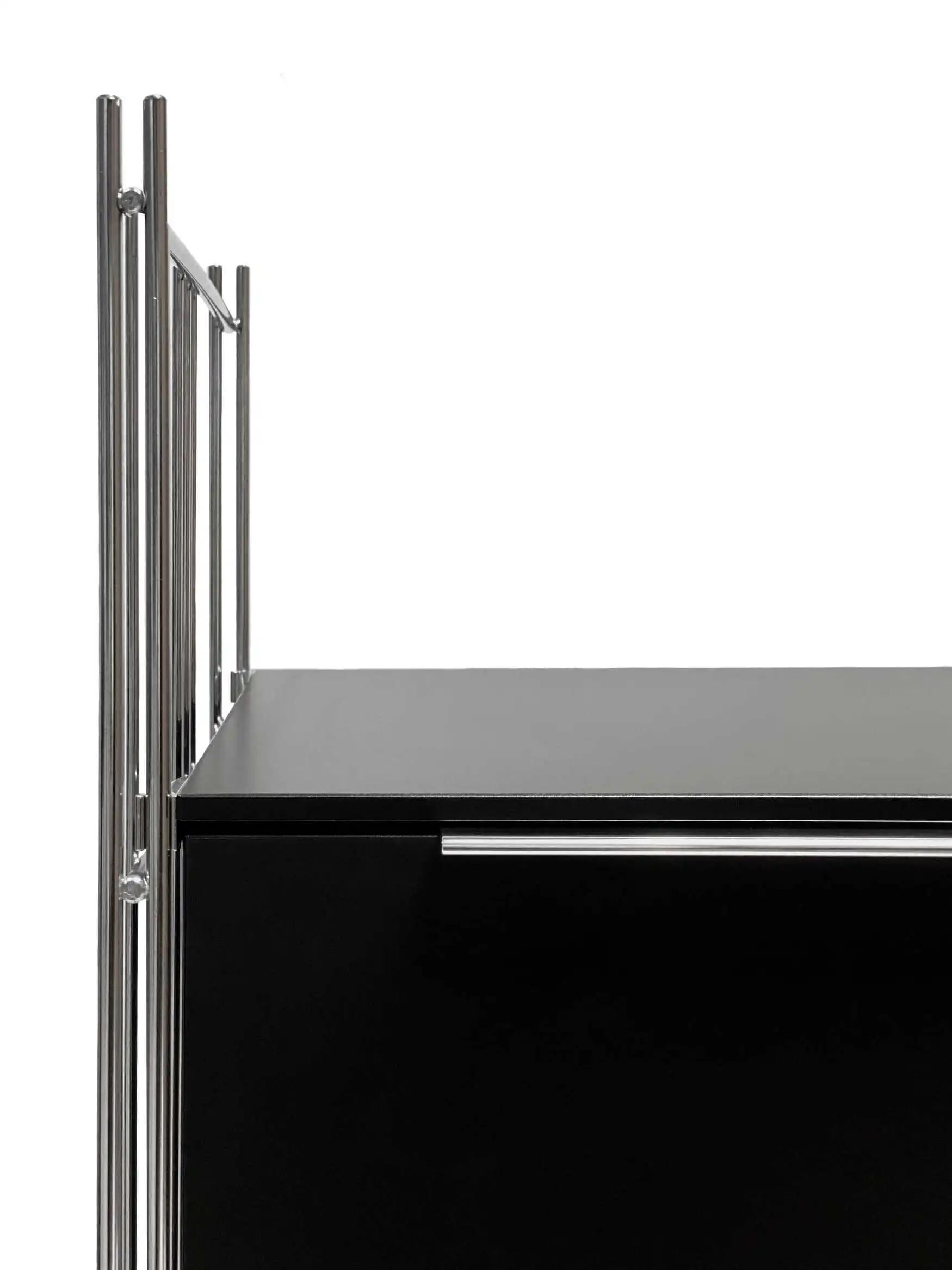 Mit der Leiste aus Aluminium kann die Tür angenehm geöffnet werden..