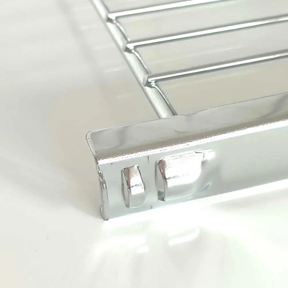 Durch die integrierten Halterungen sind Regale mit diesen Metall-Böden besonders stabil. Regale können individuell zusammengestellt und mehrfach auf- und abgebaut werden.