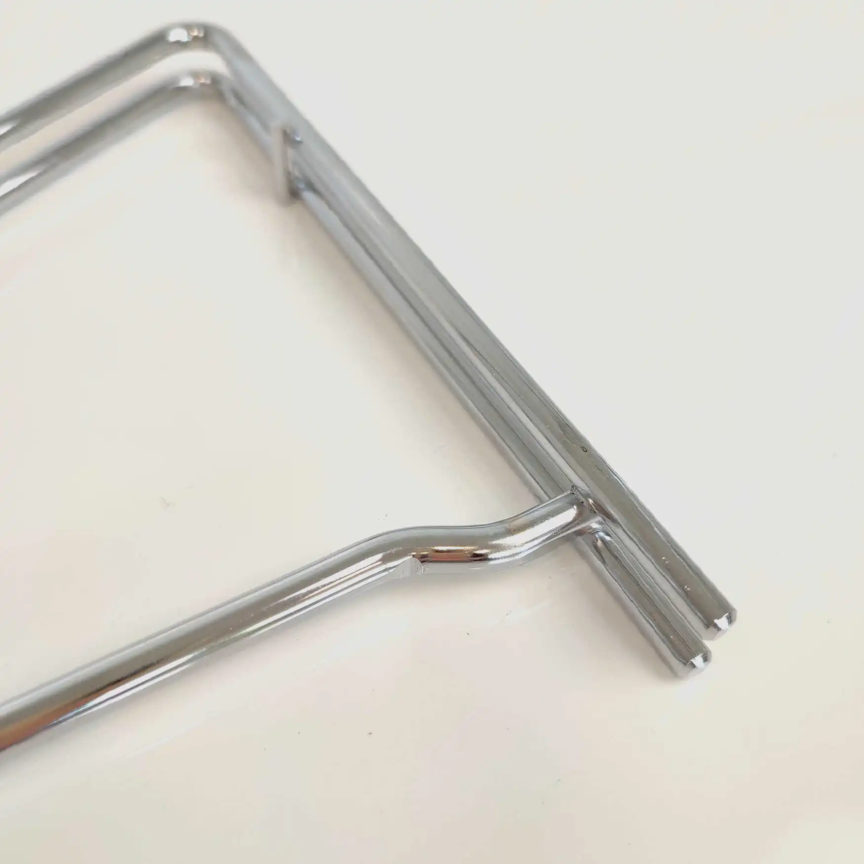 ETAGAIR Vorbaukonsole zur Verbreiterung von 305 mm tiefen Regalleitern ist aus verchromtem Metall.