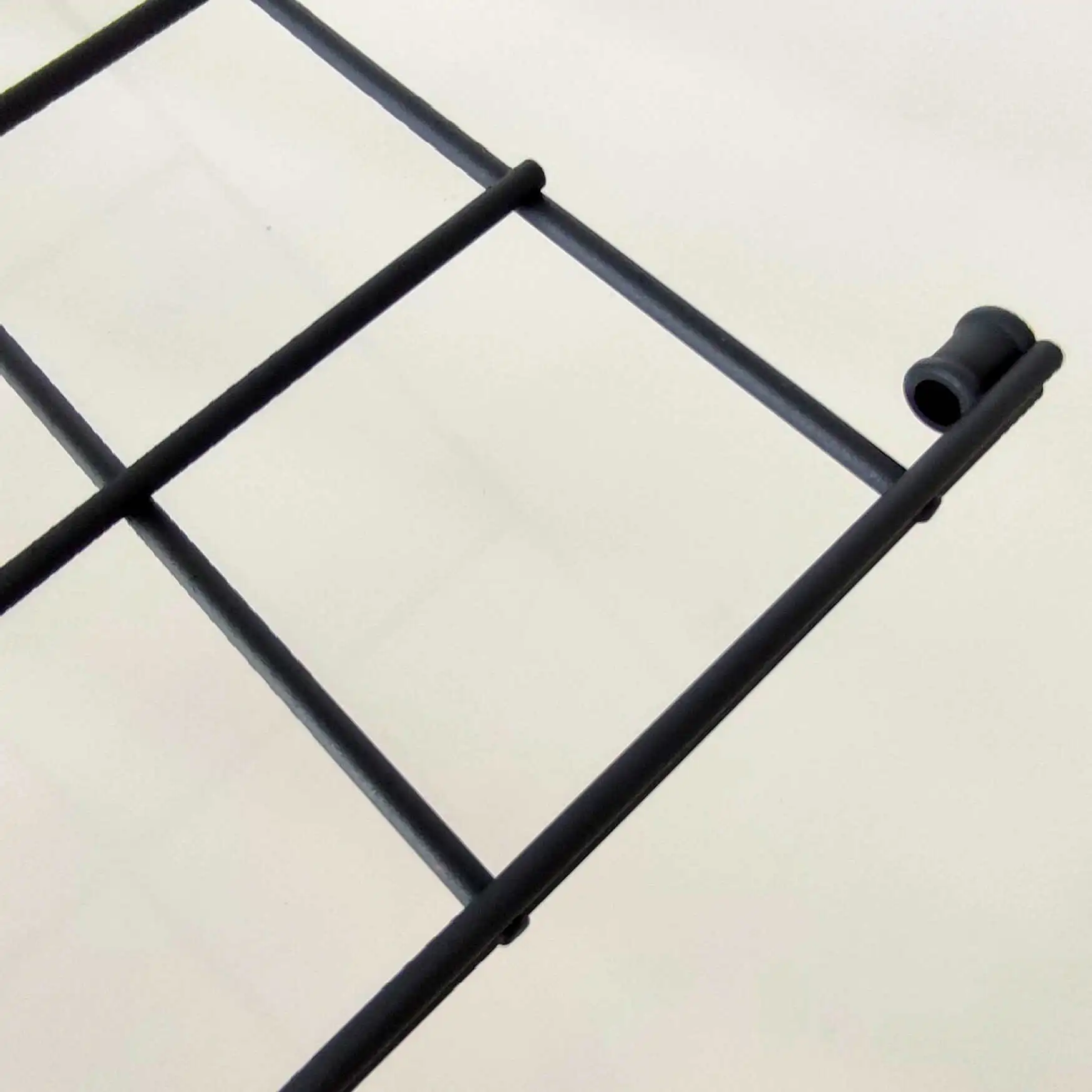 Das Spaliergitter hat integrierte Aufhängebuchsen. Geeignet für Balkon, Terasse oder zur Wandmontage