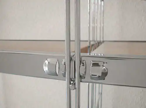 Die Böden werden in die Regalleitern eingehängt. Die Montage erfolgt ohne Spezialwerkzeuge!