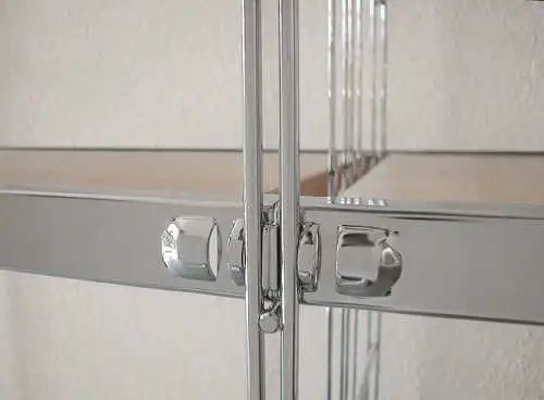 Die Böden sind mit einem robusten Frontprofil aus verchromtem Metall ausgestattet.