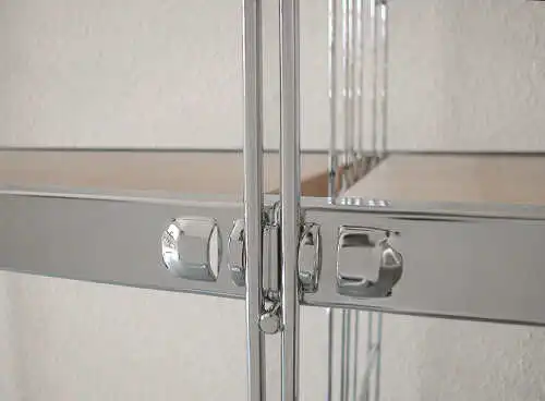 Die Böden lassen sich an jeder Querstrebe einhängen. Das Regal ist in der Breite beliebig erweiterbar.