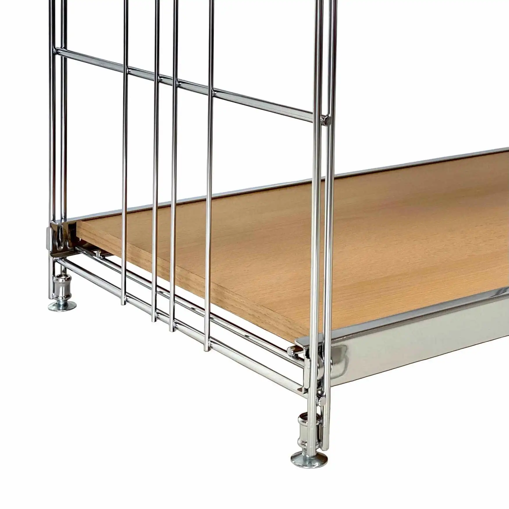 Die schraubbaren Möbelfüße aus Metall sind justierbar, gleichen somit Bodenunebenheiten aus.