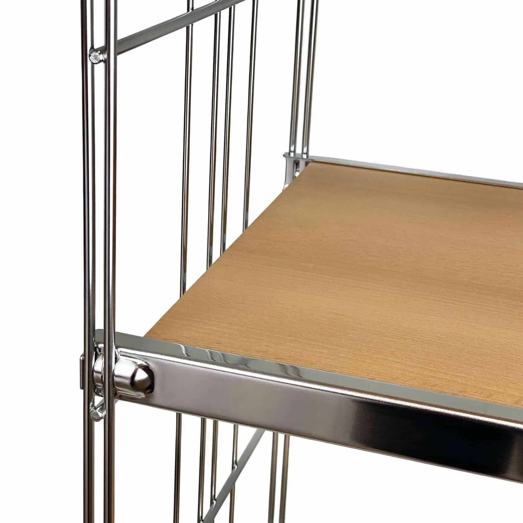 Die 19 mm starke Einlegeplatte im Buche-Farbton bringt Wärme und Gemütlichkeit in den Raum. Die Platte kann eingeschoben und ausgetauscht werden.